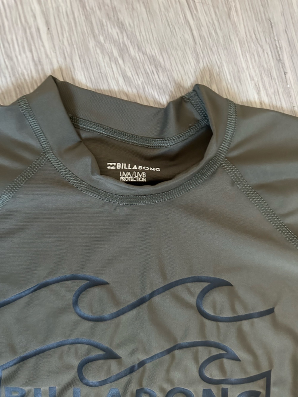 Women’s Billabong Olive Green Rash Guard UPF 50 with Black Logo - Picture 3 of 6